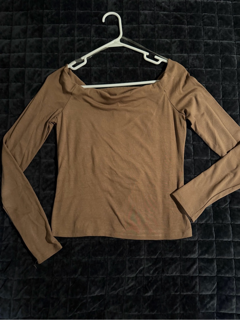 Women’s Brown Off-Shoulder Long-Sleeve Knit Tee